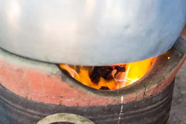 Flamma på kol i gammal traditionell spis — Stockfoto