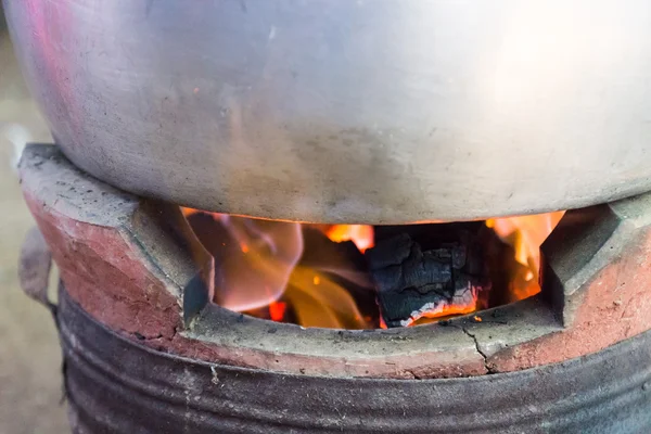 Flamme auf Holzkohle in altem traditionellen Ofen — Stockfoto