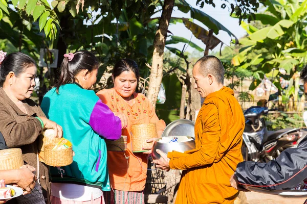People put food on buddhist monk alms bowl — Stock Photo, Image