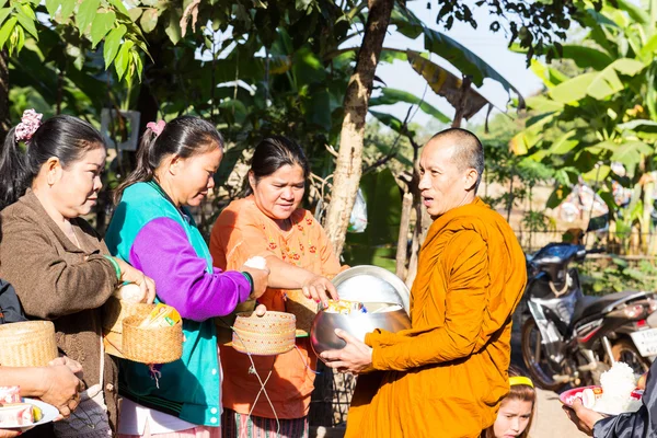 Lidé dát jídlo na buddhistický mnich almužny mísa — Stock fotografie