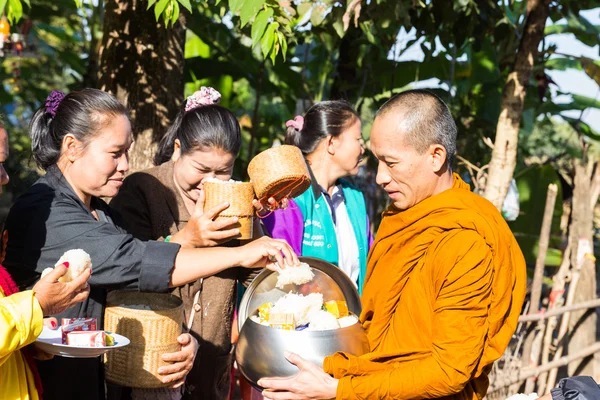 Lidé dát jídlo na buddhistický mnich almužny mísa — Stock fotografie