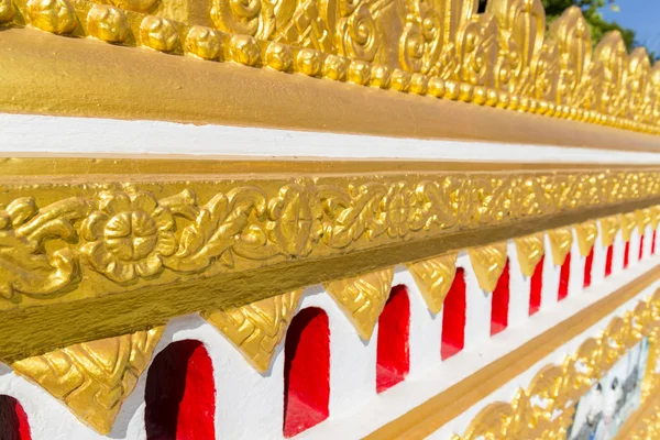 Decoración de tracería de oro en la pared del templo budista —  Fotos de Stock