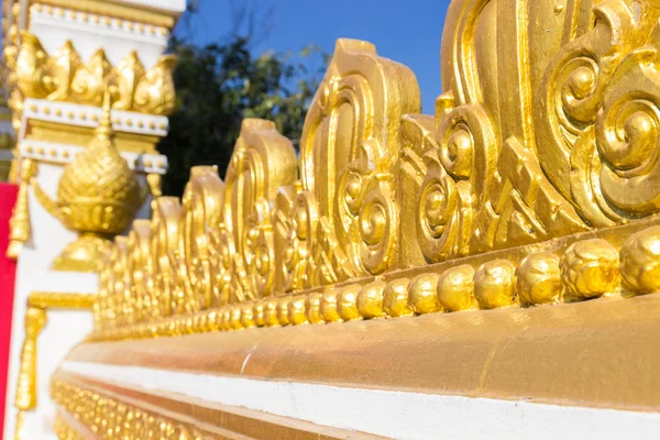 Gold traceryen dekoration på buddhistiska tempel vägg — Stockfoto