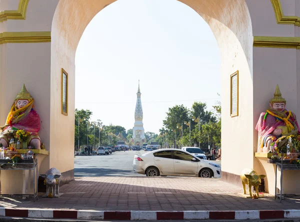 De weergave van witte pagode van Pratart Phanom tempel van de boog — Stockfoto