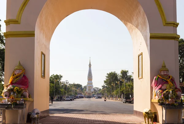 La vista della pagoda bianca del tempio Pratart Phanom dall'arco — Foto Stock