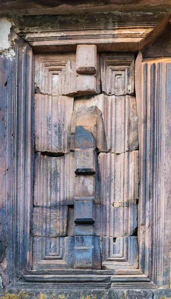 Ancienne fenêtre de bouddhiste asiatique pagode en pierre — Photo