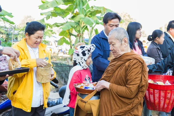 Lidé dát jídlo na buddhistický mnich almužny mísa — Stock fotografie