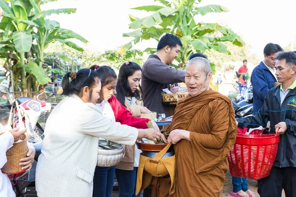 Lidé dát jídlo na buddhistický mnich almužny mísa — Stock fotografie