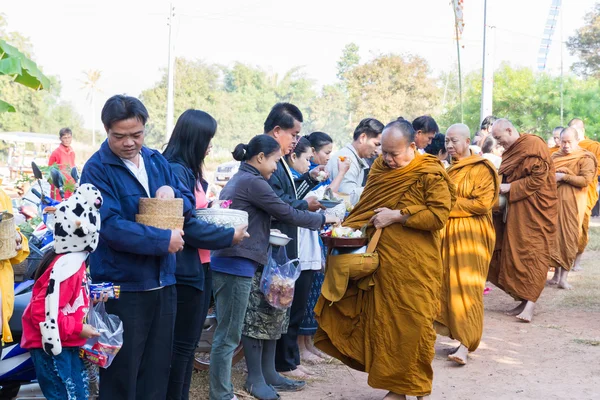 लोग बौद्ध भिक्षु दान बाउल पर भोजन डालते हैं — स्टॉक फ़ोटो, इमेज