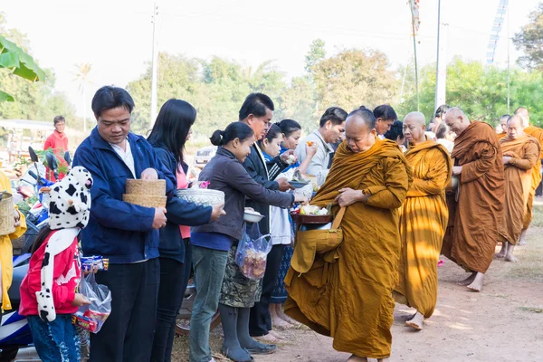 People put food on buddhist monk alms bowl — Stock Photo, Image