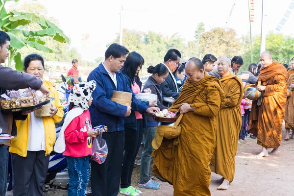 Lidé dát jídlo na buddhistický mnich almužny mísa — Stock fotografie