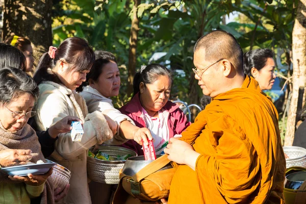 Lidé dát jídlo na buddhistický mnich almužny mísa — Stock fotografie