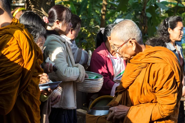 Menschen legen Essen auf buddhistische Mönch Almosen Schüssel — Stockfoto