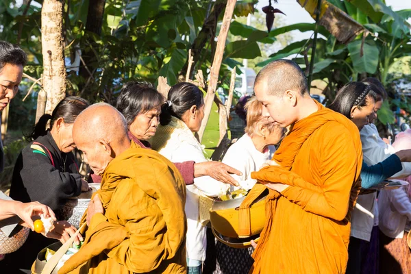 Lidé dát jídlo na buddhistický mnich almužny mísa — Stock fotografie