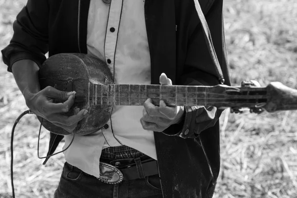 Thailandese musicista tradizionale che suona musica folk, black and whit — Foto Stock