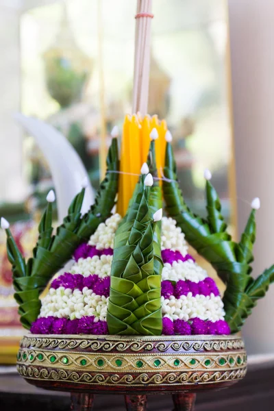 Foglie di banana piegate decorare con fiori, candele e joss sti — Foto Stock
