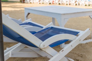 mavi ve Beyaz ahşap plaj sandalyesi 