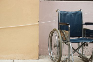 duvarın yanında tekerlekli sandalye 