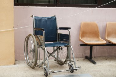 duvarın yanında tekerlekli sandalye 