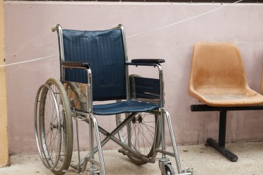 duvarın yanında tekerlekli sandalye 