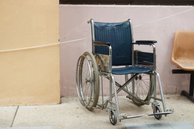 duvarın yanında tekerlekli sandalye 