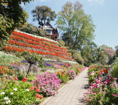 yolu flowerbed yanında