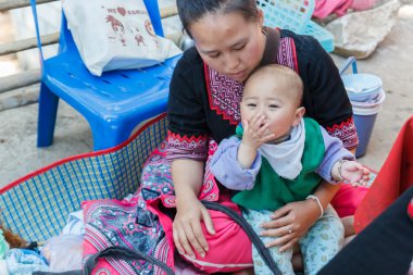onun da ile geleneksel kostüm giyen Tayland tepe kabile kız