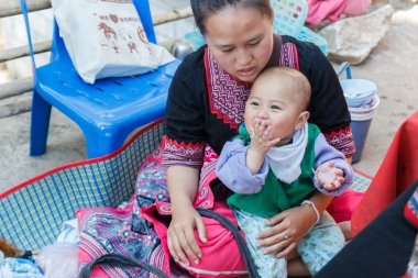 onun da ile geleneksel kostüm giyen Tayland tepe kabile kız