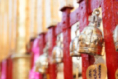 Depo üzerinde asılı altın pirinç Bell'in bulanık ufuk görüntü