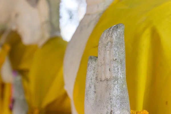 Mano di vecchia statua buddha con vestaglia gialla — Foto Stock