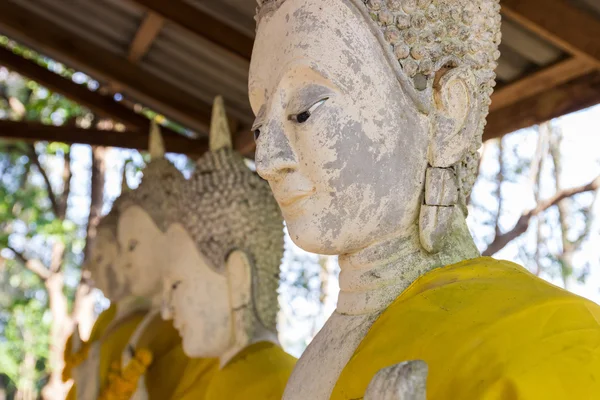 Vieille statue de bouddha avec robe jaune — Photo