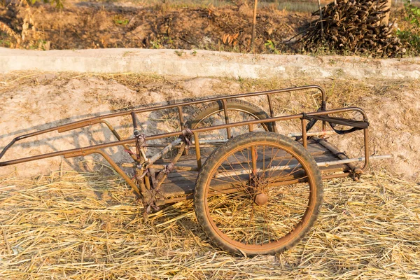 Alter hölzerner Handwagen — Stockfoto