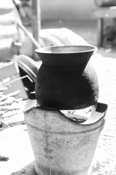 Olla tradicional en estufa de carbón, blanco y negro — Foto de Stock