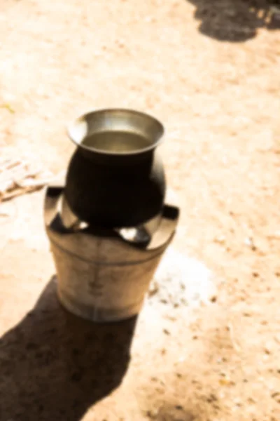 Suddiga defocused traditionella potten på träkol spisen för bak — Stockfoto