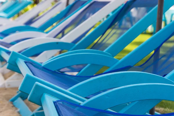 Cadeira de praia de madeira azul e branco — Fotografia de Stock