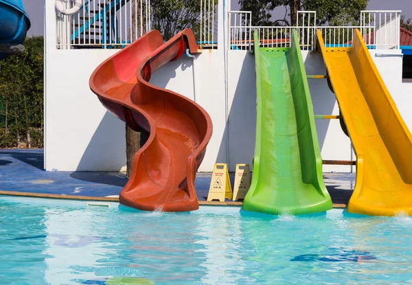 Slider colorido ao lado da piscina — Fotografia de Stock
