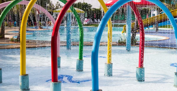 Colorido arco fonte decoração na piscina — Fotografia de Stock