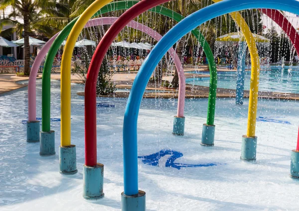Colorido arco fonte decoração na piscina — Fotografia de Stock
