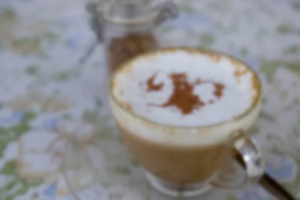 Foltos defocused forró cappuccino, háttér — Stock Fotó