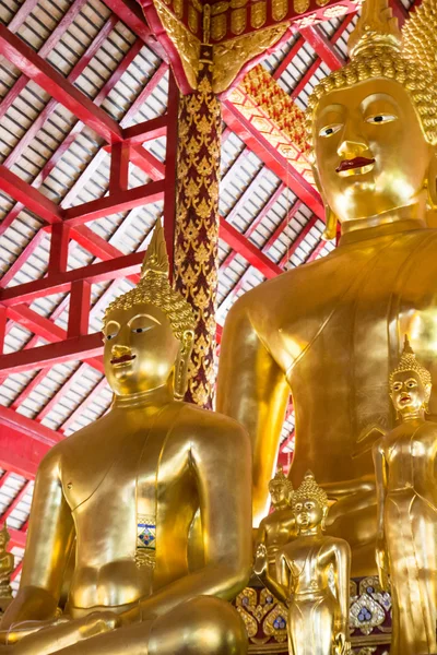 Estátua de buda dourada — Fotografia de Stock