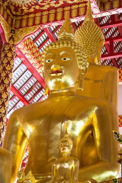 Guldbuddhastaty — Stockfoto