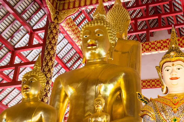 Asiaten Ängel och gyllene buddha staty — Stockfoto