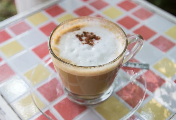 Café capuchino caliente con cobertura de canela — Foto de Stock