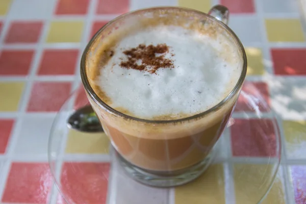 Heißer Cappuccino-Kaffee mit Zimt-Topping — Stockfoto