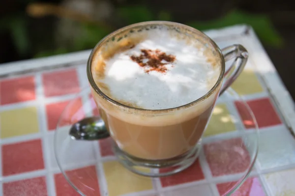 Sıcak cappuccino kahve tarçın tepesi ile — Stok fotoğraf