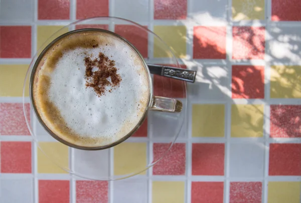 Caffè cappuccino caldo con guarnizione alla cannella — Foto Stock