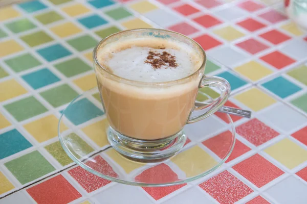 Hete cappuccino koffie met kaneel topping — Stockfoto