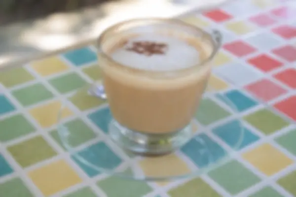 Bulanık sıcak cappuccino kahve tarçın için tepesi ile defocused — Stok fotoğraf