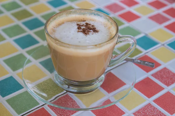 Sıcak cappuccino kahve tarçın tepesi ile — Stok fotoğraf