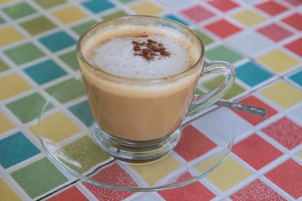 Café capuchino caliente con cobertura de canela —  Fotos de Stock